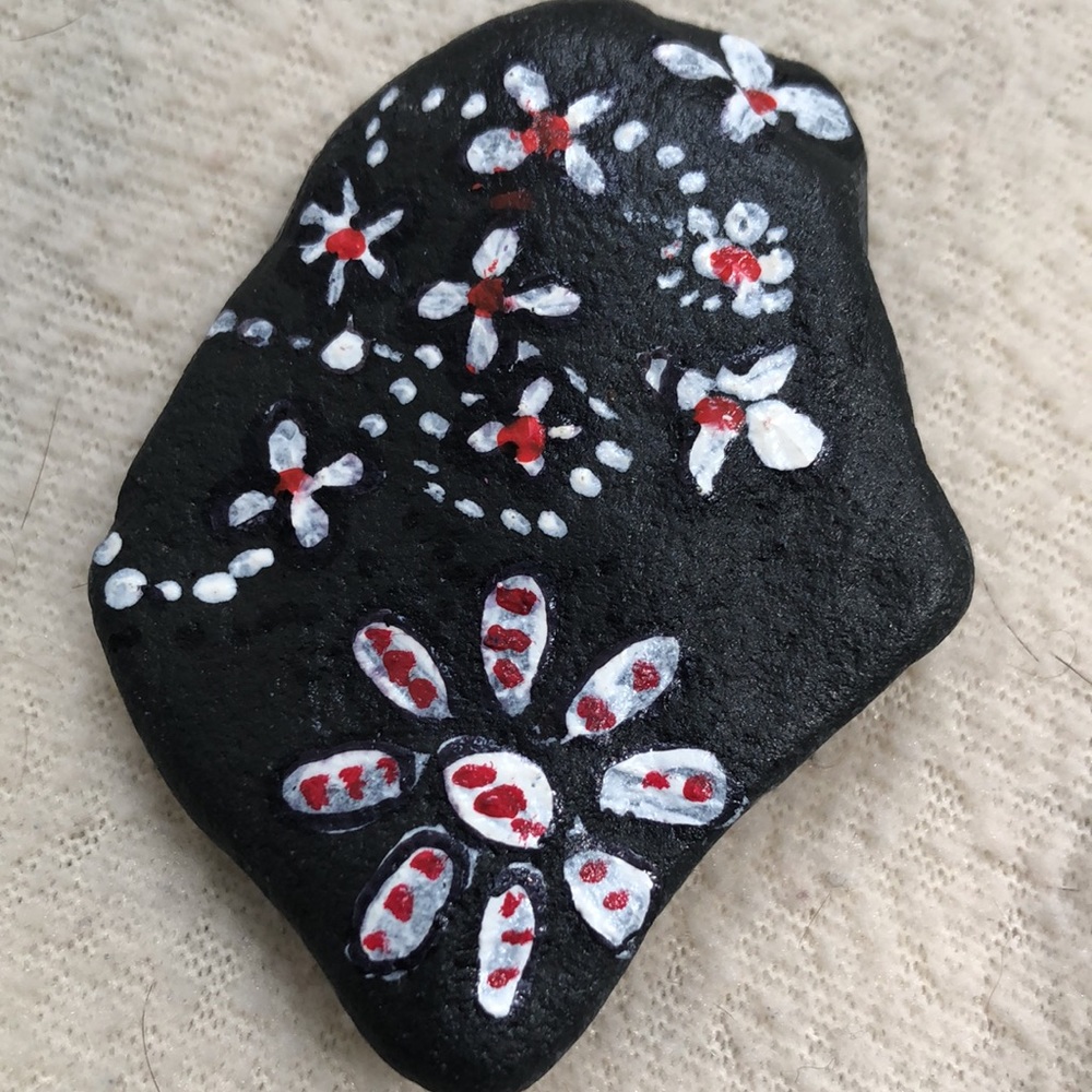 🌹🌹🌹SOLD🌹🌹🌹
HAND PAINTED Flower Power Rock